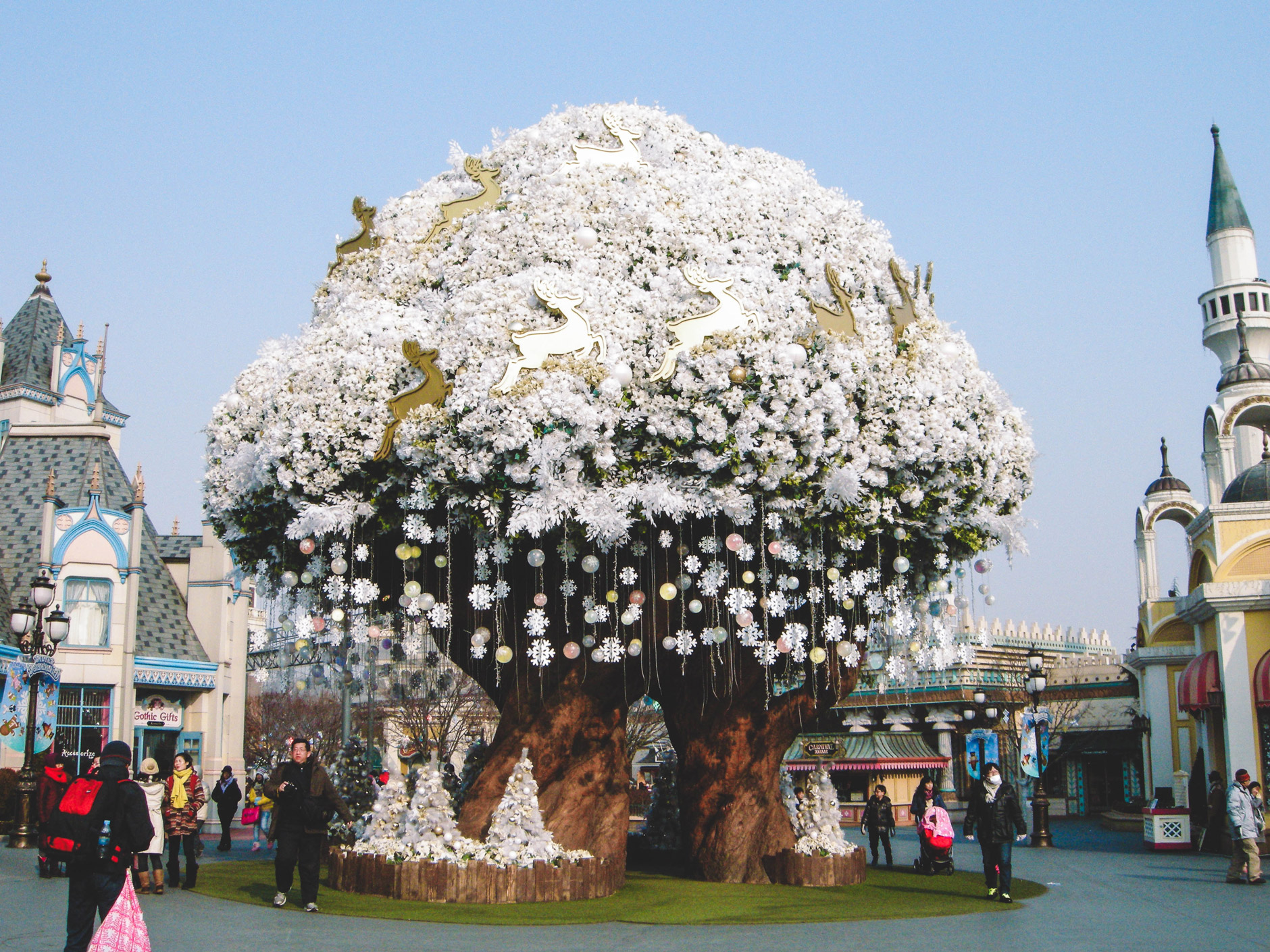 Your Winter Guide to Everland - The Hidden Thimble