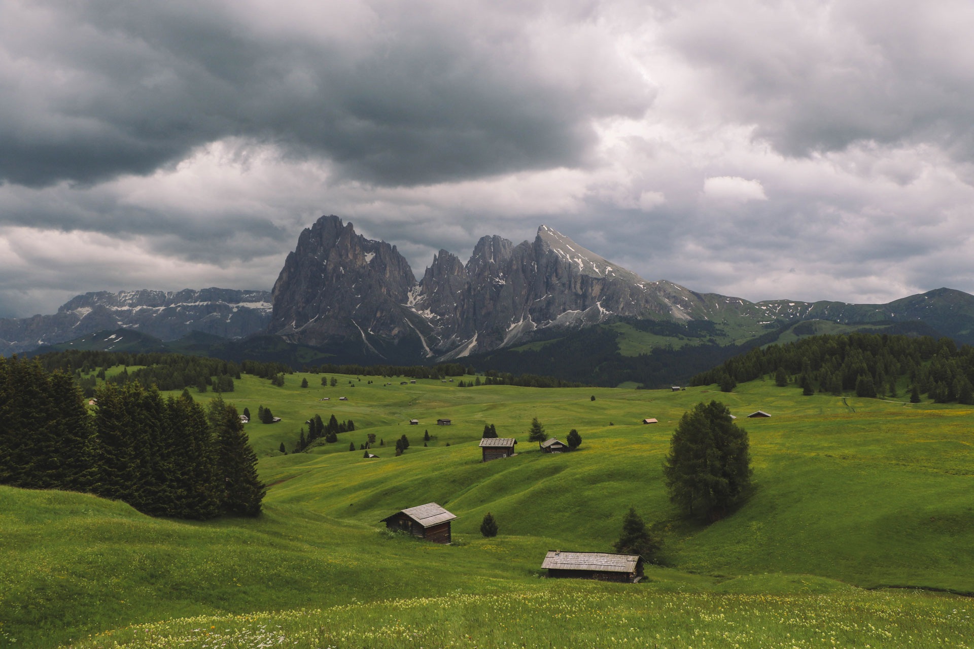 Alpe di Siusi / Seiser Alm: Langkofel Group on a cloudy day in Spring
