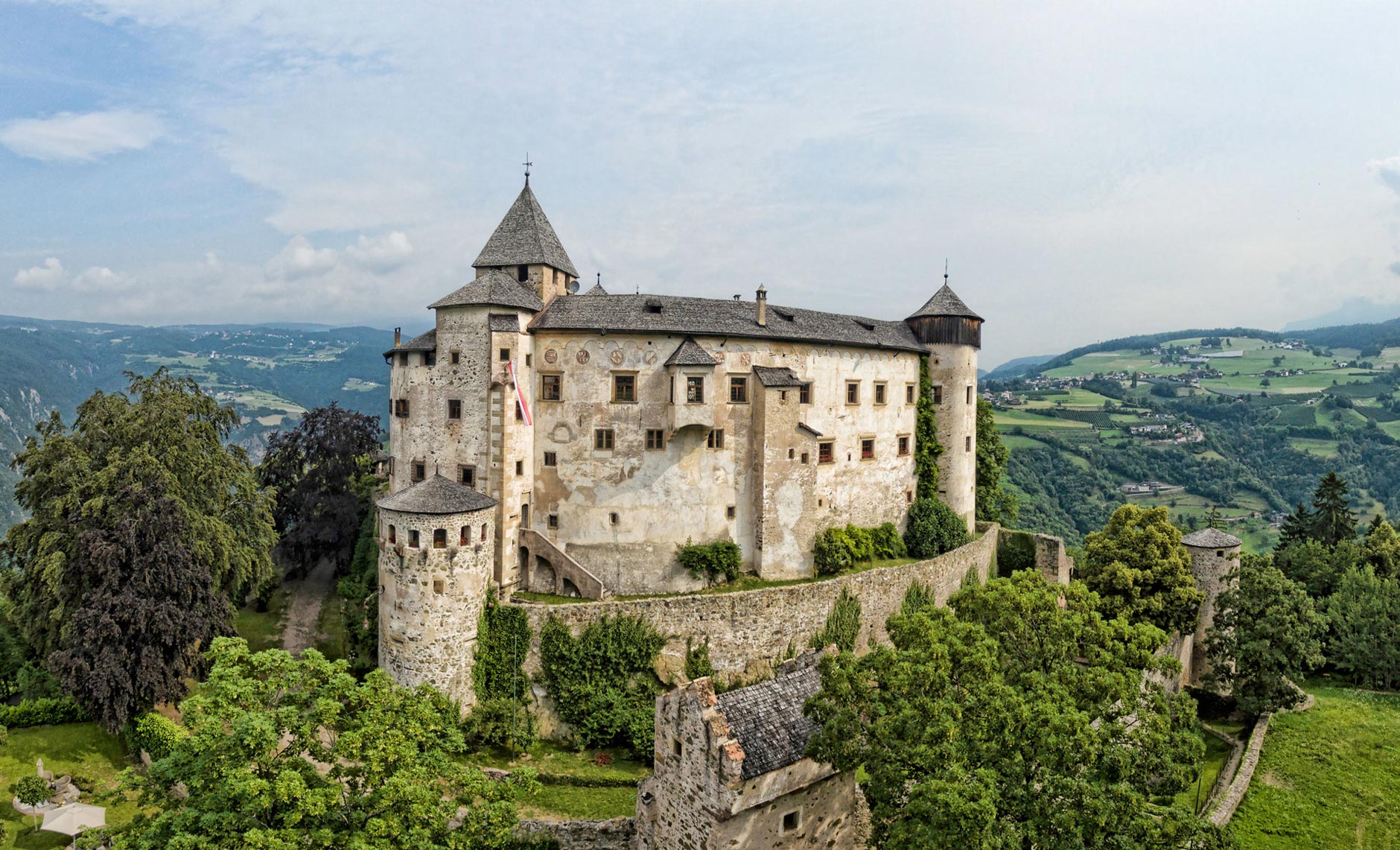 Alpe di Siusi / Seiser Alm: Castel Presule located in Fiè allo Sciliar